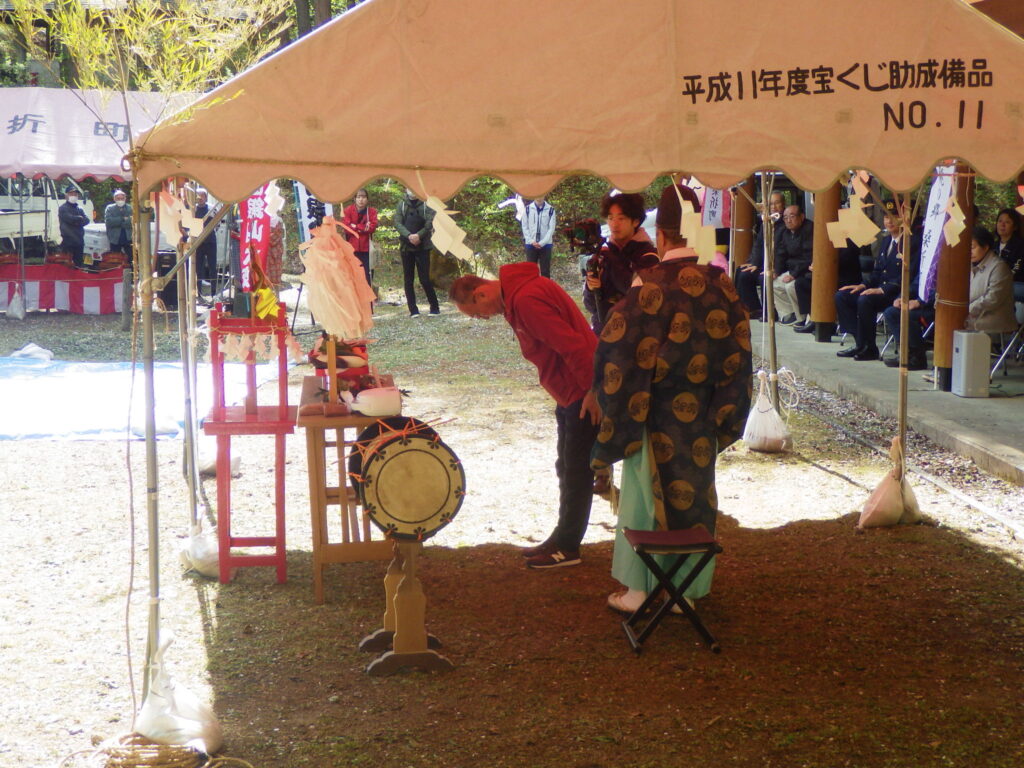 髙橋宣博町長による拝礼